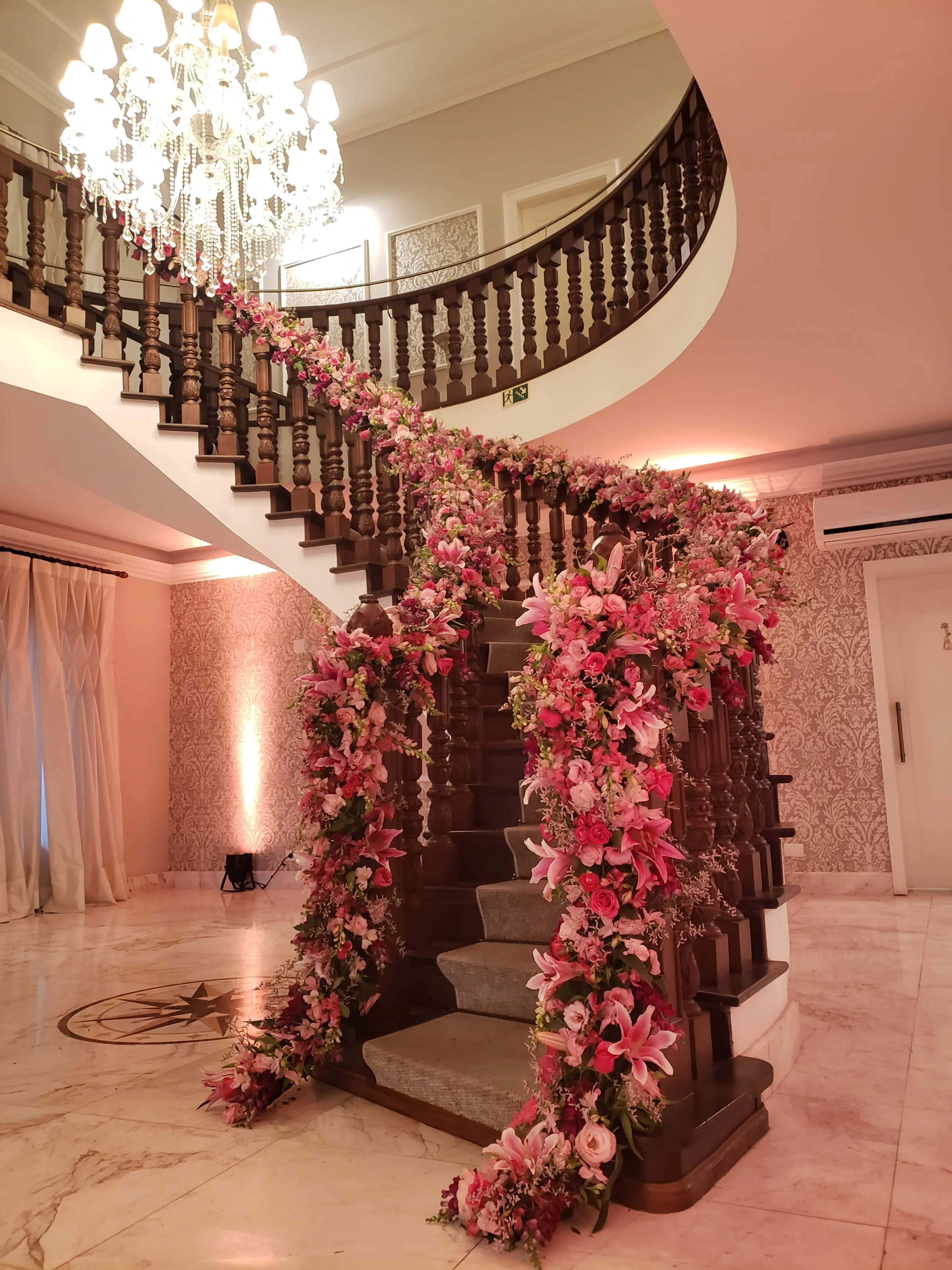Escada decorada com rosas no Villa Augusta